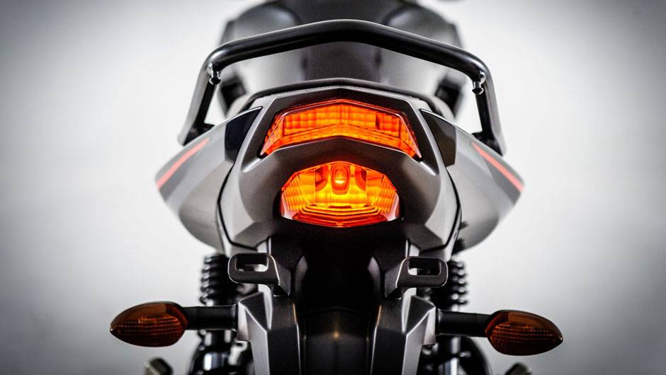 O perfil da rabeta &eacute; mais afilado, com &acirc;ngulo de inclina&ccedil;&atilde;o superior, o que deixa a garupa mais alta | <a href="https://beta-develop.quatrorodas.abril.com.br/moto/noticias/yamaha-lanca-ys150-fazer-r-7-390-00-752066.shtml" rel="migration">Leia mais</a>