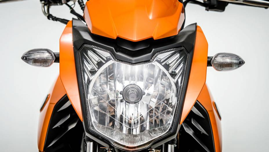 Detalhe do farol | <a href="https://beta-develop.quatrorodas.abril.com.br/moto/noticias/yamaha-lanca-ys150-fazer-r-7-390-00-752066.shtml" rel="migration">Leia mais</a>