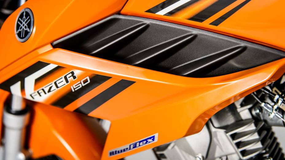 As tampas laterais s&atilde;o em pe&ccedil;a &uacute;nica, o que facilita a manuten&ccedil;&atilde;o da moto | <a href="https://beta-develop.quatrorodas.abril.com.br/moto/noticias/yamaha-lanca-ys150-fazer-r-7-390-00-752066.shtml" rel="migration">Leia mais</a>