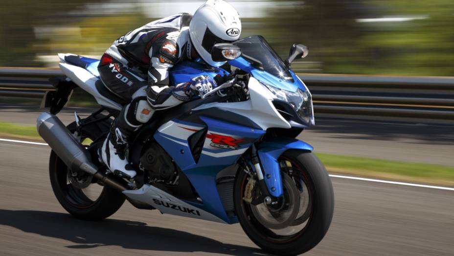 Nova superesportiva será apresentada no Salão Duas Rodas | <a href="https://beta-develop.quatrorodas.abril.com.br/moto/noticias/suzuki-lanca-gsx-r1000-2014-752224.shtml" rel="migration">Leia mais</a>