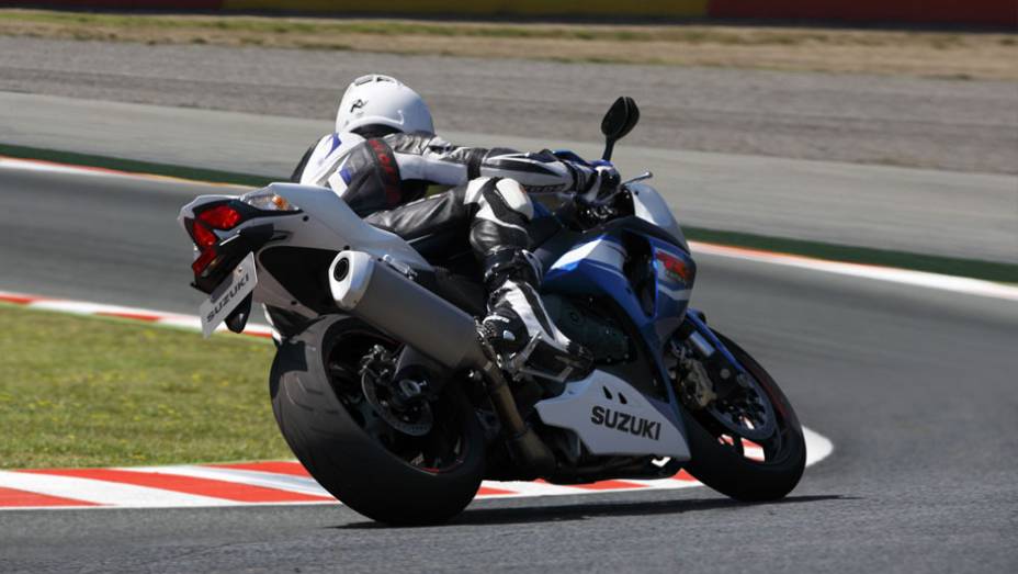 A GSX-R1000 conta com o conhecido motor SRAD quatro tempos de 1000 cm³, quatro cilindros em linha e 16 válvulas | <a href="https://beta-develop.quatrorodas.abril.com.br/moto/noticias/suzuki-lanca-gsx-r1000-2014-752224.shtml" rel="migration">Leia mais</a>