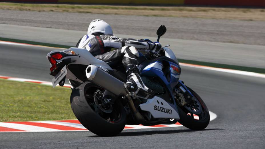 A GSX-R1000 conta com o conhecido motor SRAD quatro tempos de 1000 cm&sup3;, quatro cilindros em linha e 16 v&aacute;lvulas | <a href="https://beta-develop.quatrorodas.abril.com.br/moto/noticias/suzuki-lanca-gsx-r1000-2014-752224.shtml" rel="migration">Leia mais</a>