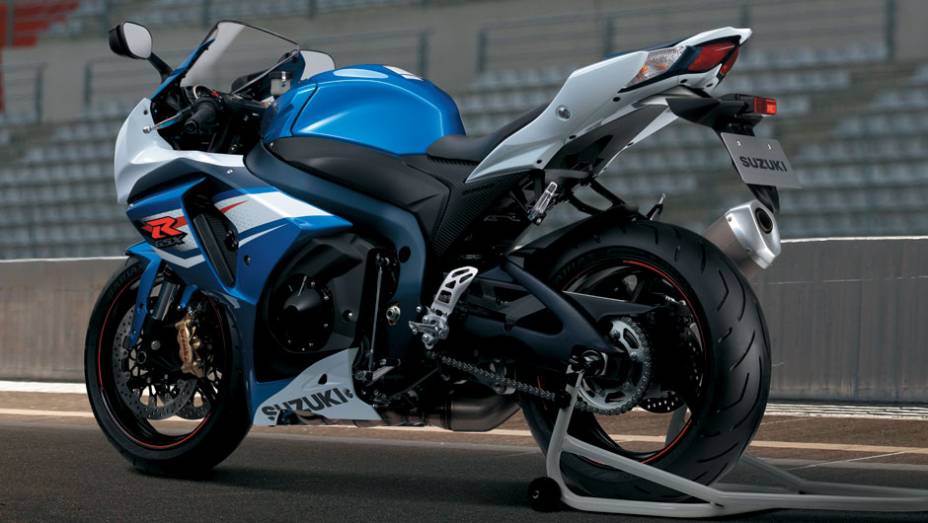 O sistema de exaustão da GSX-R1000 possui a tecnologia SAES (Suzuki Advanced Exhaust System - Sistema de exaustão avançado Suzuki) | <a href="https://beta-develop.quatrorodas.abril.com.br/moto/noticias/suzuki-lanca-gsx-r1000-2014-752224.shtml" rel="migration">Leia mais</a>