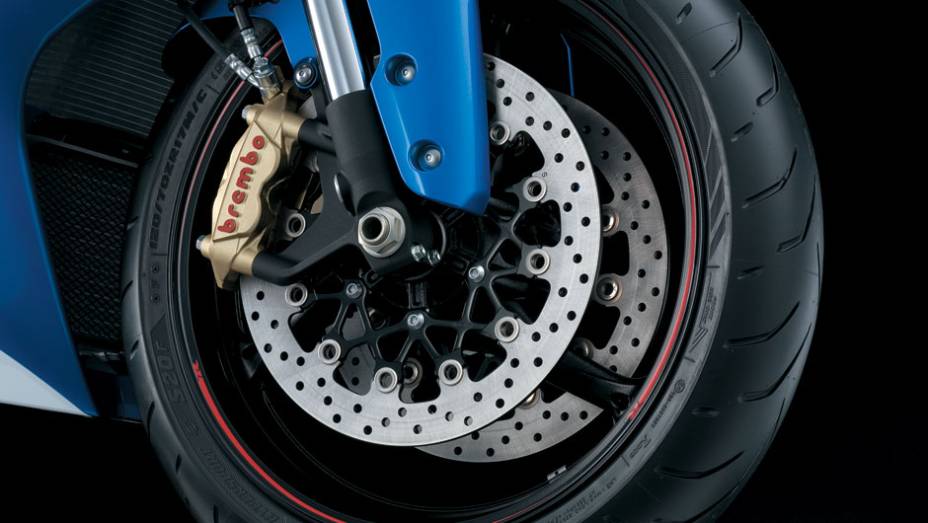 Suzuki disponibiliza freios a disco com pinças da marca Brembo, sendo disco duplo na roda dianteira e simples na traseira, ainda sem ABS | <a href="https://beta-develop.quatrorodas.abril.com.br/moto/noticias/suzuki-lanca-gsx-r1000-2014-752224.shtml" rel="migration">Leia mais</a>