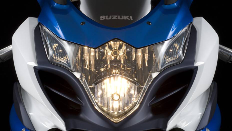 Detalhe do farol | <a href="https://beta-develop.quatrorodas.abril.com.br/moto/noticias/suzuki-lanca-gsx-r1000-2014-752224.shtml" rel="migration">Leia mais</a>