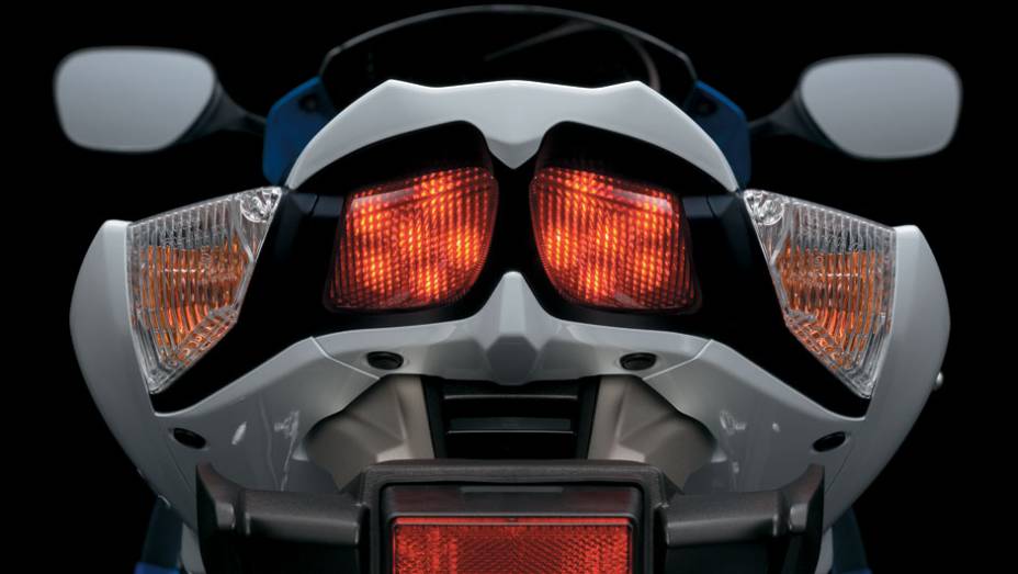 Traseira da nova Suzuki GSX-R1000 | <a href="https://beta-develop.quatrorodas.abril.com.br/moto/noticias/suzuki-lanca-gsx-r1000-2014-752224.shtml" rel="migration">Leia mais</a>