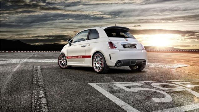 Por fora, a cor da carroceria é branca, mas há diversos elementos gráficos espalhados por laterais e capô, incluindo faixas vermelhas e logotipos históricos da Abarth | <a href="https://beta-develop.quatrorodas.abril.com.br/saloes/frankfurt/2013/abarth-595-50th-anniver" rel="migration"></a> Por fora, a cor da carroceria é branca, mas há diversos elementos gráficos espalhados por laterais e capô, incluindo faixas vermelhas e logotipos históricos da Abarth | <a href="https://beta-develop.quatrorodas.abril.com.br/saloes/frankfurt/2013/abarth-595-50th-anniver" rel="migration"></a>