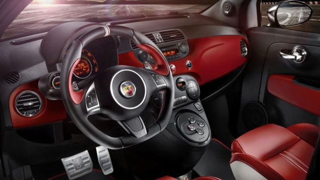 Os pedais s&atilde;o de alum&iacute;nio, enquanto o volante tem base achatada, com detalhes met&aacute;licos e costura vermelha | <a href="https://beta-develop.quatrorodas.abril.com.br/saloes/frankfurt/2013/abarth-595-50th-anniversary-edition-752139.shtml" rel="migration">Leia mais</a>