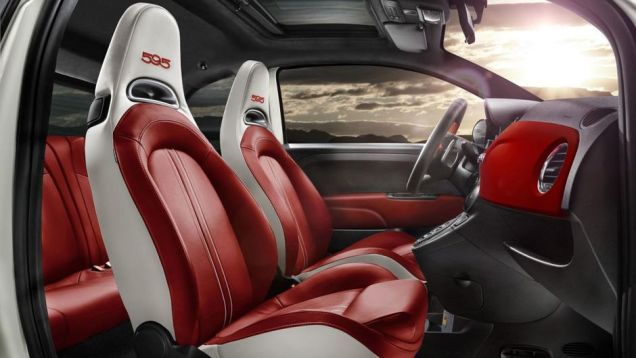 O revestimento dos bancos &eacute; feito com couro em duas cores (base vermelha e detalhes em branco) | <a href="https://beta-develop.quatrorodas.abril.com.br/saloes/frankfurt/2013/abarth-595-50th-anniversary-edition-752139.shtml" rel="migration">Leia mais</a>