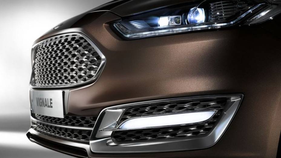 O Mondeo Vignale traz uma nova grade frontal cromada, novo para-choque com LEDs nos faróis de neblina, rodas de liga leve aro 20 com desenho exclusivo, entre outros itens | <a href="https://beta-develop.quatrorodas.abril.com.br/saloes/frankfurt/2013/ford-mondeo-fusion-" rel="migration"></a>