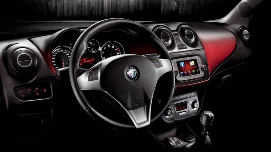 Outra novidade do Alfa Romeo MiTo &eacute; um sistema multim&iacute;dia baseado no Uconnect, com tela sens&iacute;vel ao toque de cinco polegadas e navegador TomTom integrado | <a href="https://beta-develop.quatrorodas.abril.com.br/saloes/frankfurt/2013/alfa-romeo-mito-752249.shtml" rel="migration">Leia m</a>