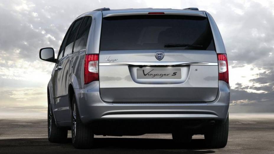 Trata-se de um modelo baseado no Chrysler Town & Country S | <a href="https://beta-develop.quatrorodas.abril.com.br/saloes/frankfurt/2013/lancia-voyager-s-752166.shtml" rel="migration">Leia mais</a>