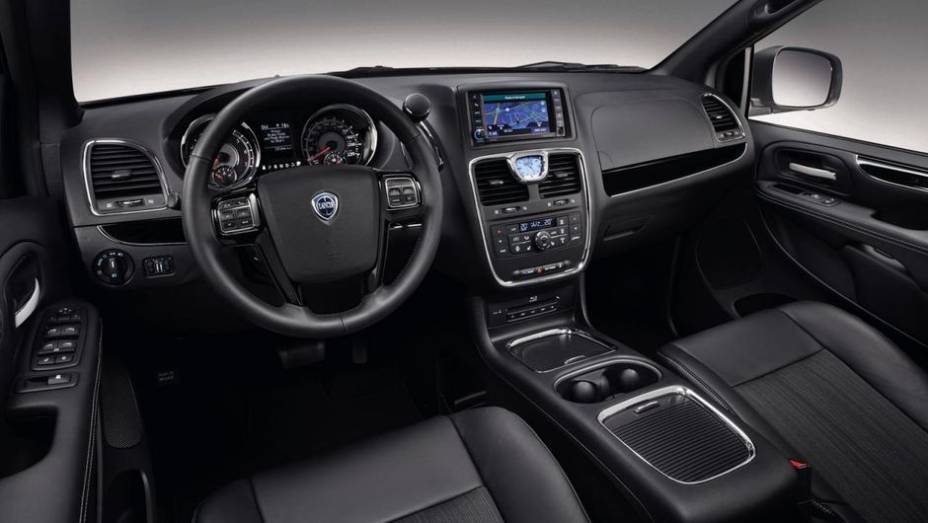 Por dentro, o revestimento &eacute; em couro, com acabamento em preto | <a href="https://beta-develop.quatrorodas.abril.com.br/saloes/frankfurt/2013/lancia-voyager-s-752166.shtml" rel="migration">Leia mais</a>