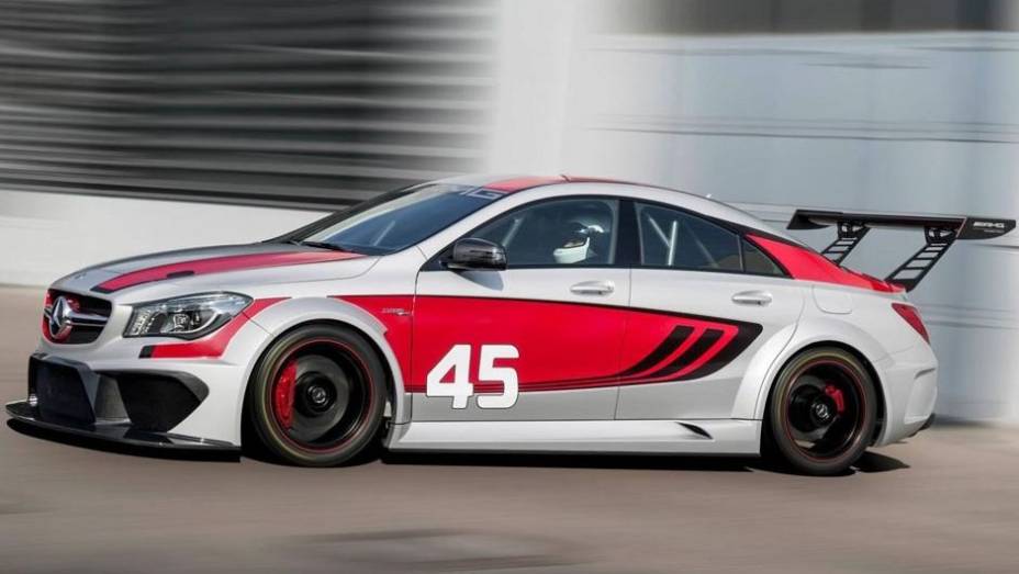 A marca alemã apresenta neste Salão de Frankfurt o CLA45 AMG Racing Series, versão conceitual do sedã CLA voltada para as pistas | <a href="https://beta-develop.quatrorodas.abril.com.br/saloes/frankfurt/2013/mercedes-benz-cla45-amg-racing-series-752346.shtml" rel="migration">Leia mais</a>