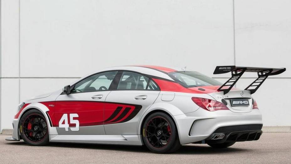 Desse modo, o modelo apresenta kit aerodinâmico diferenciado, com carroceria em fibra de carbono | <a href="https://beta-develop.quatrorodas.abril.com.br/saloes/frankfurt/2013/mercedes-benz-cla45-amg-racing-series-752346.shtml" rel="migration">Leia mais</a>