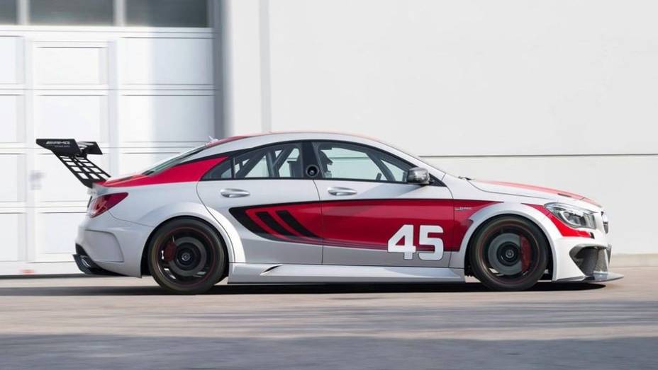 Ainda não foram revelados dados relativos à motorização, mas sabe-se que a Mercedes poderá, até mesmo, criar uma nova categoria de automobilismo, exclusiva para o CLA45 AMG Racing Series | <a href="https://beta-develop.quatrorodas.abril.com.br/saloes/frankfurt/2013/mer" rel="migration"></a>