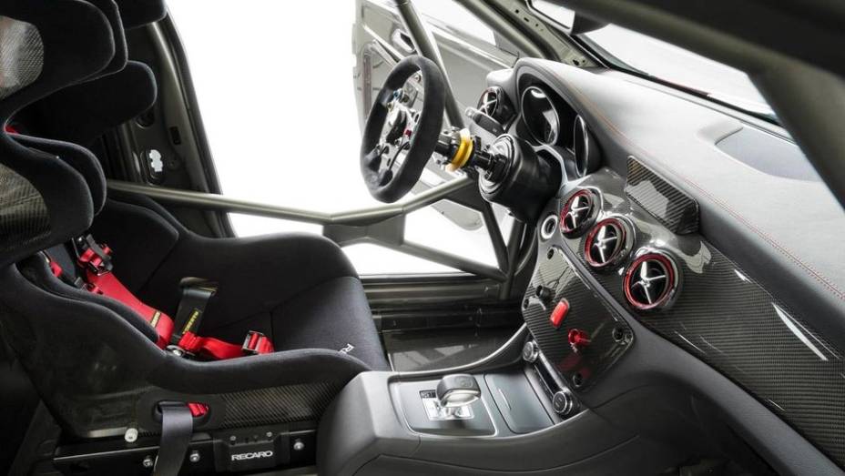 O interior totalmente adaptado para competição... | <a href="https://beta-develop.quatrorodas.abril.com.br/saloes/frankfurt/2013/mercedes-benz-cla45-amg-racing-series-752346.shtml" rel="migration">Leia mais</a>