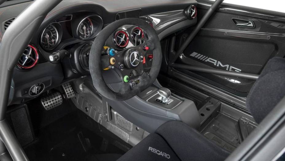 ...com direito a banco Recaro para o piloto, ausência de banco de passageiro e vasta utilização de materiais leves | <a href="https://beta-develop.quatrorodas.abril.com.br/saloes/frankfurt/2013/mercedes-benz-cla45-amg-racing-series-752346.shtml" rel="migration">Leia mais</a>