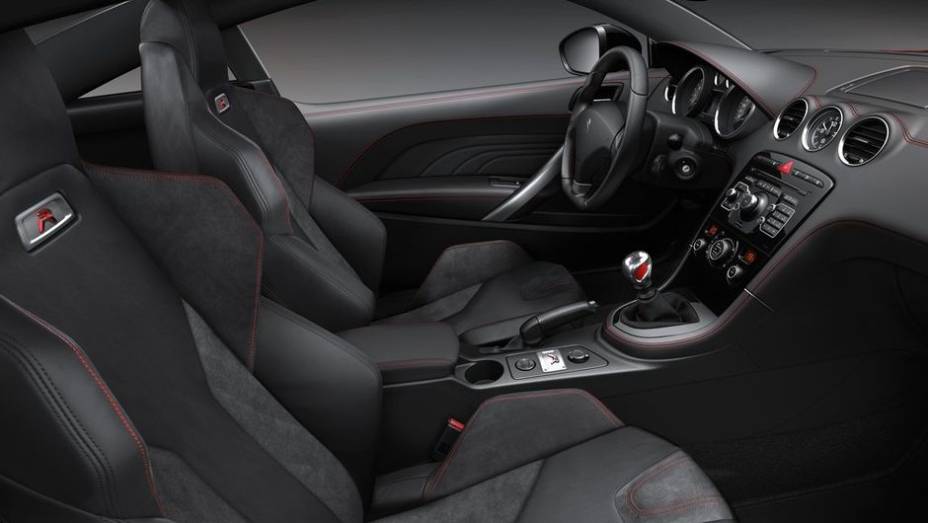 O interior do cupê tem bancos esportivos revestidos em Alcantara, volante esportivo com diâmetro menor e manopla de câmbio de alumínio | <a href="%20https://beta-develop.quatrorodas.abril.com.br/saloes/frankfurt/2013/peugeot-rcz-r-752458.shtml" rel="migration">Leia mais</a> O interior do cupê tem bancos esportivos revestidos em Alcantara, volante esportivo com diâmetro menor e manopla de câmbio de alumínio | <a href="%20https://beta-develop.quatrorodas.abril.com.br/saloes/frankfurt/2013/peugeot-rcz-r-752458.shtml" rel="migration">Leia mais</a>