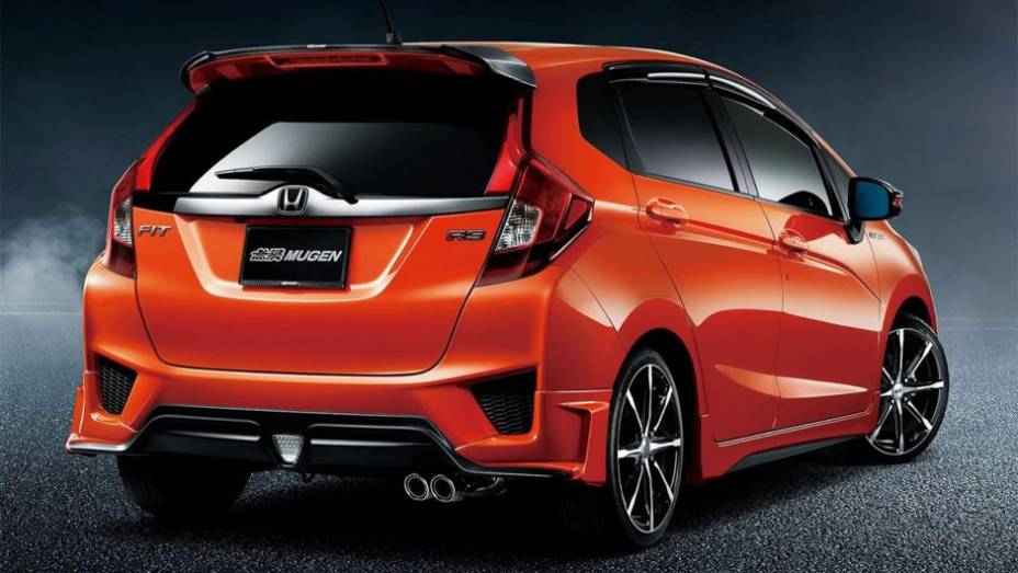 Novo kit conta com carenagem aerodin&acirc;mica que inclui spoiler traseiro, soleiras e para-choque traseiro com difusor,| <a href="https://beta-develop.quatrorodas.abril.com.br/noticias/fabricantes/mugen-oficializa-pacote-customizacao-honda-fit-2014-752853.shtml" rel="migration"></a>