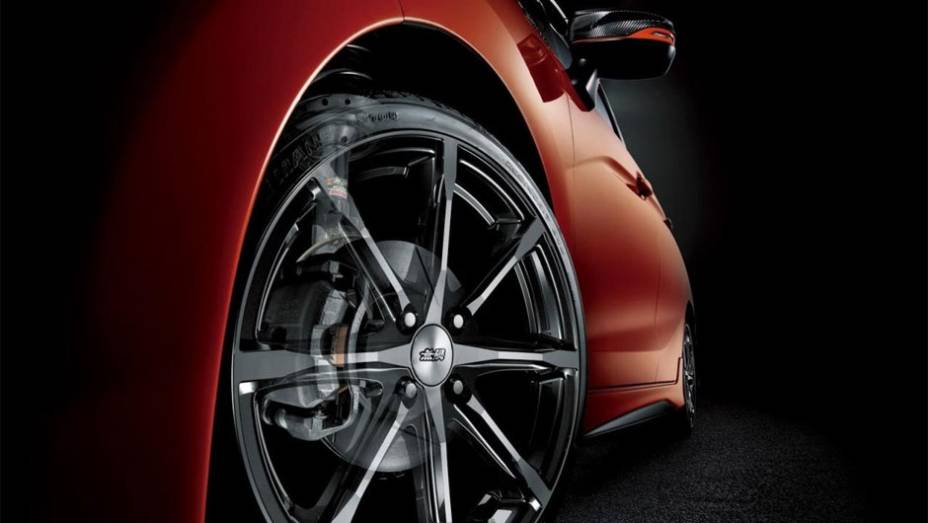 A Mugen tamb&eacute;m disponibilizou freios maiores e v&aacute;rios designs de rodas de liga leve | <a href="https://beta-develop.quatrorodas.abril.com.br/noticias/fabricantes/mugen-oficializa-pacote-customizacao-honda-fit-2014-752853.shtml" rel="migration">Leia mais</a>