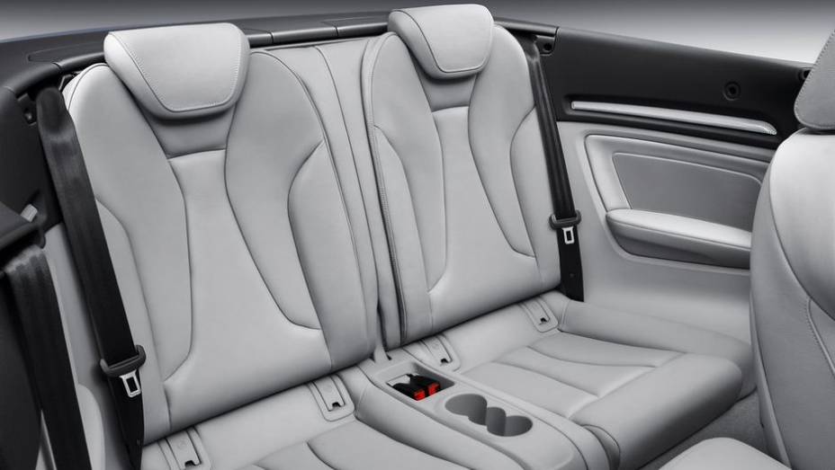 Quanto &agrave;s transmiss&otilde;es, est&atilde;o previstos um c&acirc;mbio manual de seis marchas e um c&acirc;mbio de dupla embreagem S tronic de sete marchas | <a href="%20https://beta-develop.quatrorodas.abril.com.br/saloes/frankfurt/2013/audi-a3-cabriolet-753007.shtml" rel="migration">Leia mais</a>