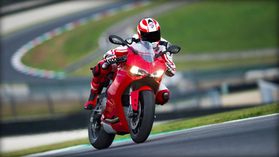 Proposta da motocicleta é ser uma superbike mais acessível | <a href="https://beta-develop.quatrorodas.abril.com.br/moto/noticias/ducati-apresenta-899-panigale-frankfurt-753568.shtml" rel="migration">Leia mais</a>