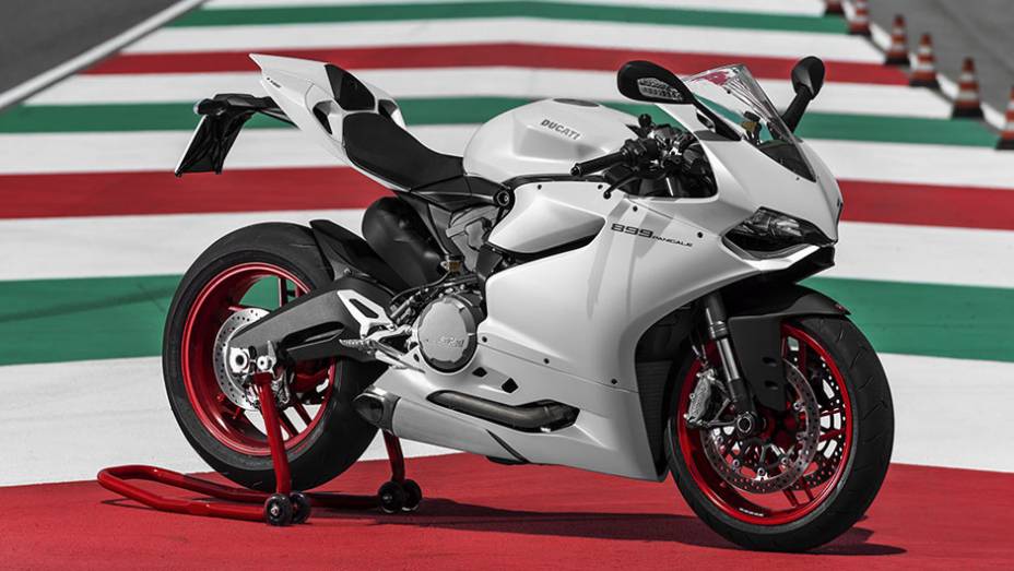 A diferença mais notável para a 1199 é o motor de dois cilindros Superquadro amansado, que faz 148 cavalos de potência e 10 mkgf de torque | <a href="https://beta-develop.quatrorodas.abril.com.br/moto/noticias/ducati-apresenta-899-panigale-frankfurt-753568.shtml" rel="migration">Leia</a> A diferença mais notável para a 1199 é o motor de dois cilindros Superquadro amansado, que faz 148 cavalos de potência e 10 mkgf de torque | <a href="https://beta-develop.quatrorodas.abril.com.br/moto/noticias/ducati-apresenta-899-panigale-frankfurt-753568.shtml" rel="migration">Leia</a>