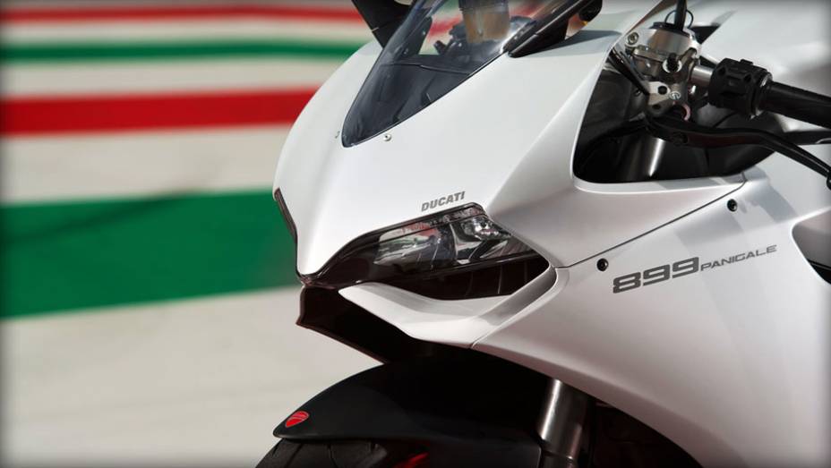 Detalhe da carenagem dianteira | <a href="https://beta-develop.quatrorodas.abril.com.br/moto/noticias/ducati-apresenta-899-panigale-frankfurt-753568.shtml" rel="migration">Leia mais</a>