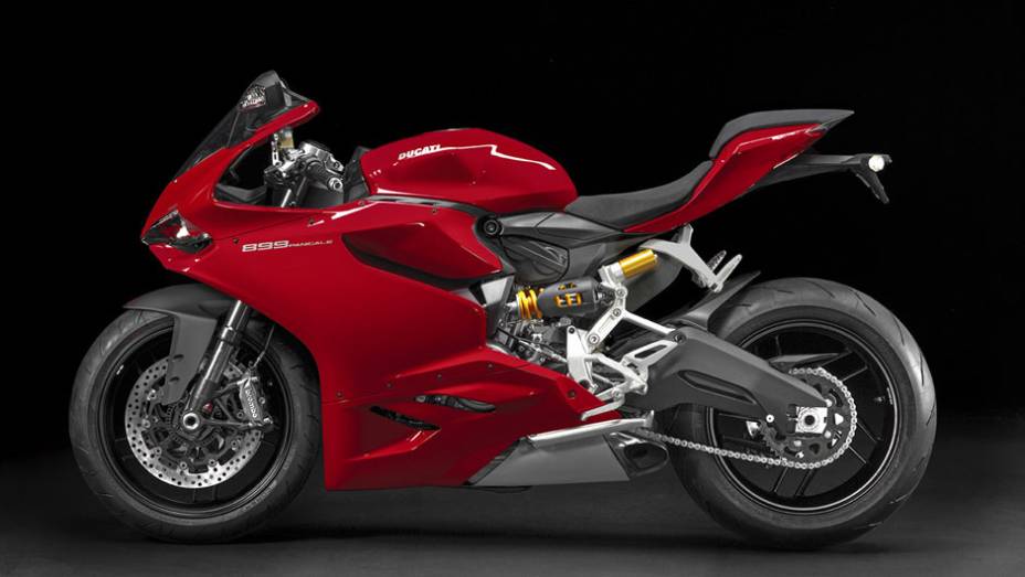 Apesar da diminuição na potência, a Ducati 899 Panigale foi feita para as pistas e também inclui muitos dos equipamentos eletrônicos presentes na 1199 | <a href="https://beta-develop.quatrorodas.abril.com.br/moto/noticias/ducati-apresenta-899-panigale-frankfurt-753568." rel="migration"></a> Apesar da diminuição na potência, a Ducati 899 Panigale foi feita para as pistas e também inclui muitos dos equipamentos eletrônicos presentes na 1199 | <a href="https://beta-develop.quatrorodas.abril.com.br/moto/noticias/ducati-apresenta-899-panigale-frankfurt-753568." rel="migration"></a>