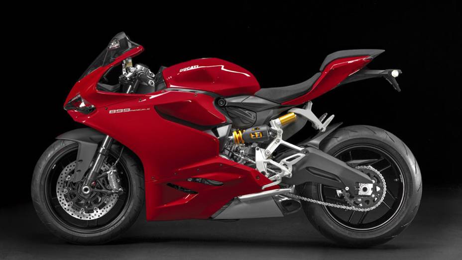 Apesar da diminuição na potência, a Ducati 899 Panigale foi feita para as pistas e também inclui muitos dos equipamentos eletrônicos presentes na 1199 | <a href="https://beta-develop.quatrorodas.abril.com.br/moto/noticias/ducati-apresenta-899-panigale-frankfurt-753568." rel="migration"></a>