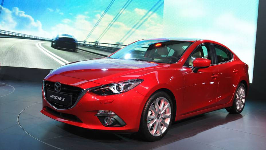 Mazda 3 | <a href="https://beta-develop.quatrorodas.abril.com.br/saloes/frankfurt/2013/mazda3-752102.shtml" rel="migration">Leia mais</a> | <a href="https://beta-develop.quatrorodas.abril.com.br/galerias/saloes/frankfurt/2013/direto-frankfurt-2013-2-753558.shtml" rel="migration">Direto de Frankfurt 2013 - parte 2</a>