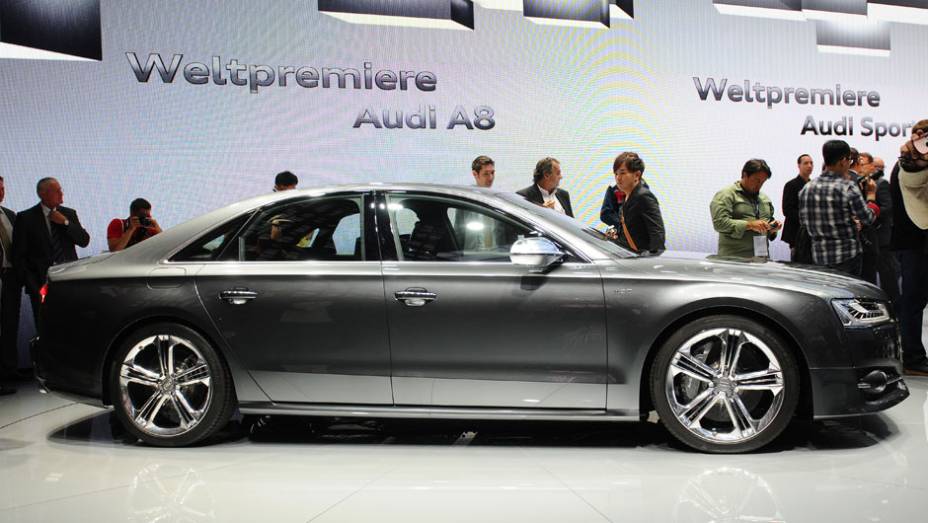 Audi A8 2014 | <a href="https://beta-develop.quatrorodas.abril.com.br/saloes/frankfurt/2013/audi-a8-2014-753145.shtml" rel="migration">Leia mais</a>