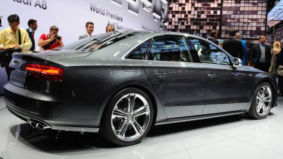 Audi A8 2014 | <a href="https://beta-develop.quatrorodas.abril.com.br/saloes/frankfurt/2013/audi-a8-2014-753145.shtml" rel="migration">Leia mais</a>