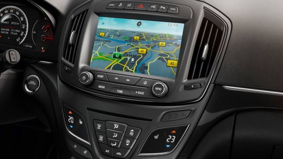 Agora, o IntelliLink System que os equipa conta com um touchpad, dispositivo similar &agrave;quele encontrado em notebooks | <a href="https://beta-develop.quatrorodas.abril.com.br/saloes/frankfurt/2013/opel-insignia-753542.shtml" rel="migration">Leia mais</a>