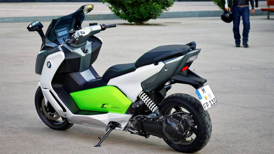 Completamente elétrico, ele faz de 0 a 100 km/h em 6,2 segundos | <a href="https://beta-develop.quatrorodas.abril.com.br/moto/noticias/bmw-mostra-scooter-c-evolution-frankfurt-753657.shtml" rel="migration">Leia mais</a>