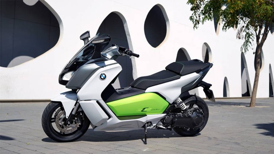 Movido a bateria de íon-lítio de 8 kWh, o scooter desenvolve uma potência máxima de 47 cavalos | <a href="https://beta-develop.quatrorodas.abril.com.br/moto/noticias/bmw-mostra-scooter-c-evolution-frankfurt-753657.shtml" rel="migration">Leia mais</a>