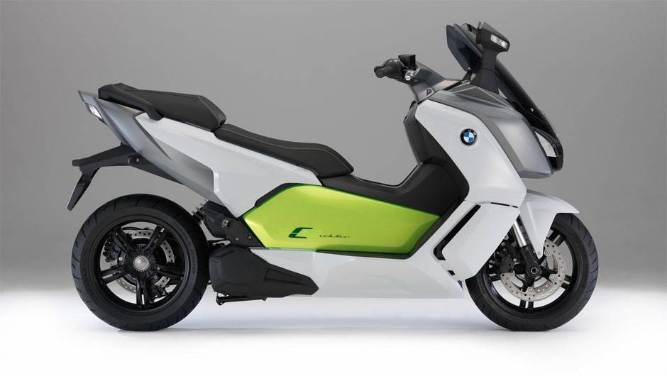 A BMW ainda equipa o C Evolution com um sistema de recupera&ccedil;&atilde;o de energia por meio da frenagem e at&eacute; mesmo quando o acelerador deixa de ser ativado | <a href="https://beta-develop.quatrorodas.abril.com.br/moto/noticias/bmw-mostra-scooter-c-evolution-frankfurt-753657.sh" rel="migration"></a>