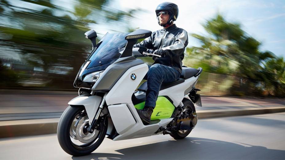 Além da tecnologia de recuperação de energia, o controle de torque está presente no novo scooter da BMW | <a href="https://beta-develop.quatrorodas.abril.com.br/moto/noticias/bmw-mostra-scooter-c-evolution-frankfurt-753657.shtml" rel="migration">Leia mais</a>