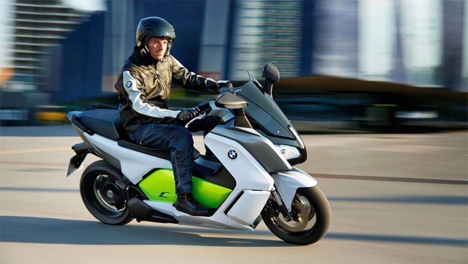 Modelo conta com frios ABS de série e quatro opções de entrega de potência: ROad, Eco Pro, Sail e Dynamic | <a href="https://beta-develop.quatrorodas.abril.com.br/moto/noticias/bmw-mostra-scooter-c-evolution-frankfurt-753657.shtml" rel="migration">Leia mais</a>