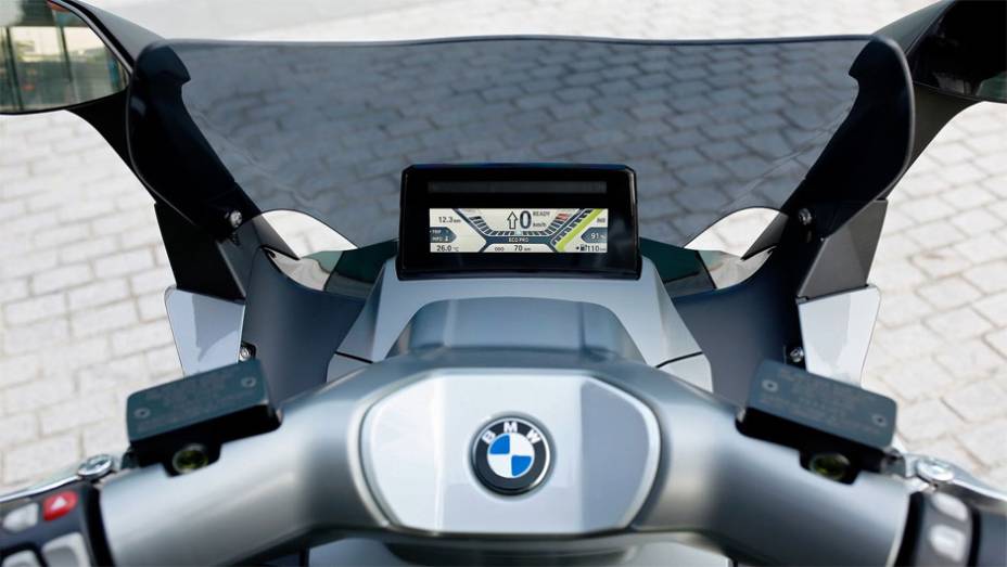 Painel minimalista lembra mais a tela de um GPS | <a href="https://beta-develop.quatrorodas.abril.com.br/moto/noticias/bmw-mostra-scooter-c-evolution-frankfurt-753657.shtml" rel="migration">Leia mais</a>