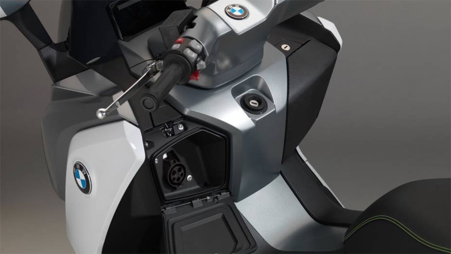 Com a carga completa, após quatro horas plugado em uma tomada de 220 V com uma corrente de 12A, o scooter tem uma autonomia de 100 km | <a href="https://beta-develop.quatrorodas.abril.com.br/moto/noticias/bmw-mostra-scooter-c-evolution-frankfurt-753657.shtml" rel="migration">Leia mais</a>