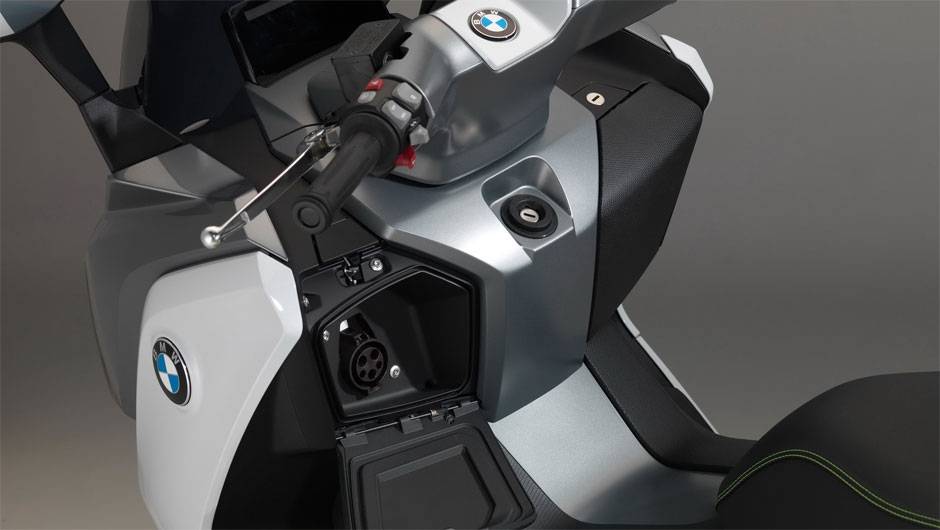 Com a carga completa, após quatro horas plugado em uma tomada de 220 V com uma corrente de 12A, o scooter tem uma autonomia de 100 km | <a href="https://beta-develop.quatrorodas.abril.com.br/moto/noticias/bmw-mostra-scooter-c-evolution-frankfurt-753657.shtml" rel="migration">Leia mais</a> Com a carga completa, após quatro horas plugado em uma tomada de 220 V com uma corrente de 12A, o scooter tem uma autonomia de 100 km | <a href="https://beta-develop.quatrorodas.abril.com.br/moto/noticias/bmw-mostra-scooter-c-evolution-frankfurt-753657.shtml" rel="migration">Leia mais</a>