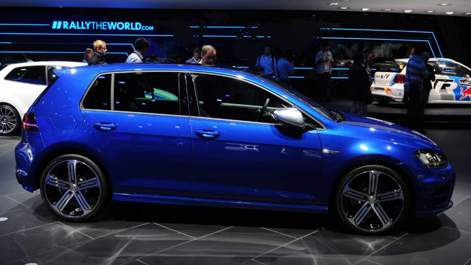 VW Golf R | <a href="https://beta-develop.quatrorodas.abril.com.br/saloes/frankfurt/2013/volkswagen-golf-r-752207.shtml" rel="migration">Leia mais</a>