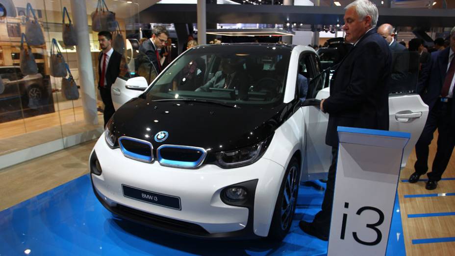 BMW i3 | <a href="https://beta-develop.quatrorodas.abril.com.br/saloes/frankfurt/2013/bmw-i3-753151.shtml" rel="migration">Leia mais</a> | <a href="https://beta-develop.quatrorodas.abril.com.br/galerias/saloes/frankfurt/2013/direto-frankfurt-2013-1-753497.shtml" rel="migration"></a>