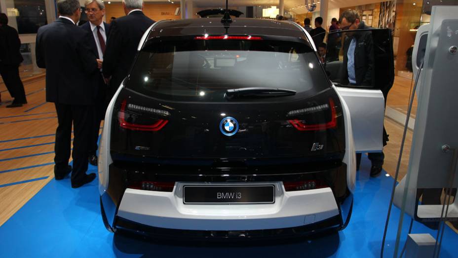 BMW i3 | <a href="https://beta-develop.quatrorodas.abril.com.br/saloes/frankfurt/2013/bmw-i3-753151.shtml" rel="migration">Leia mais</a> BMW i3 | <a href="https://beta-develop.quatrorodas.abril.com.br/saloes/frankfurt/2013/bmw-i3-753151.shtml" rel="migration">Leia mais</a>