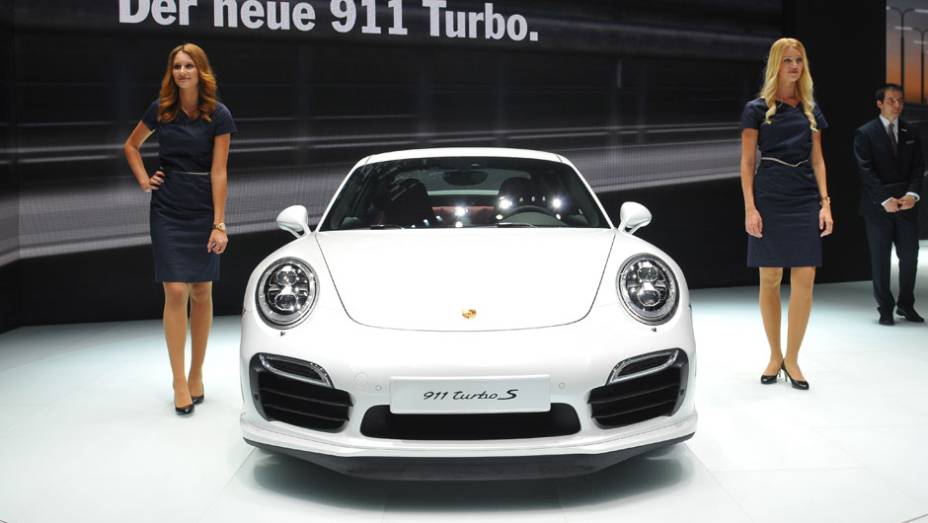 Veja as belas garotas do Sal&atilde;o de Frankfurt 2013 e confira os lan&ccedil;amentos | <a href="https://beta-develop.quatrorodas.abril.com.br/galerias/saloes/frankfurt/2013/direto-frankfurt-2013-1-753497.shtml" rel="migration">Direto de Frankfurt 2013 - parte 1</a> | <a href="https://quatrorodas" rel="migration"></a>