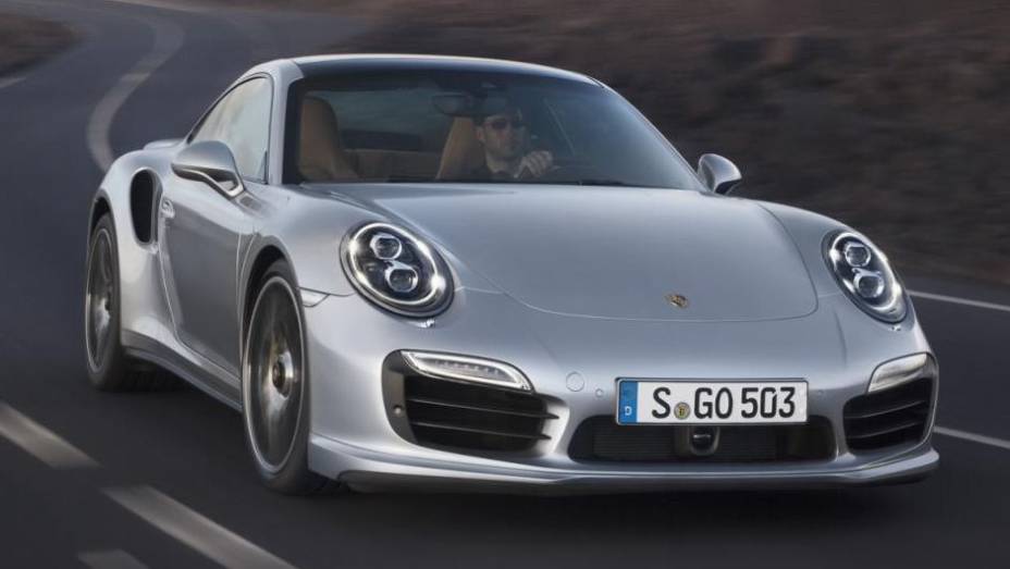 As aguardadas vers&otilde;es nervosas do novo 911, enfim, mostraram a cara | <a href="https://beta-develop.quatrorodas.abril.com.br/saloes/frankfurt/2013/porsche-911-turbo-911-turbo-s-753232.shtml" rel="migration">Leia mais</a>