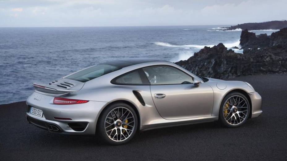 Os novos 911 Turbo e Turbo S utilizam o mesmo motor 3.8 com seis cilindros e injeção direta de combustível, entregando 520 cv e 560 cv | <a href="https://beta-develop.quatrorodas.abril.com.br/saloes/frankfurt/2013/porsche-911-turbo-911-turbo-s-753232.shtml" rel="migration"></a>