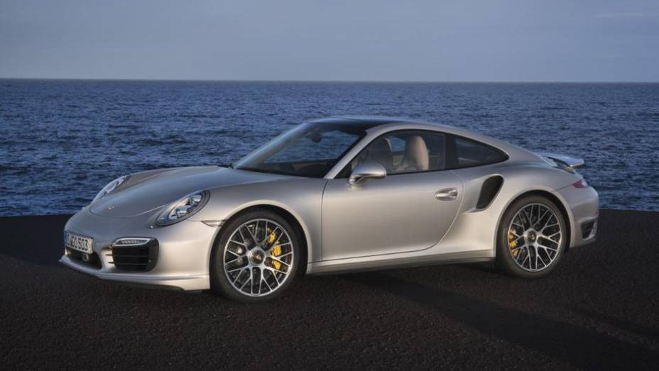 Se equipado com o pacote Sport Chrono Package, o 911 Turbo acelera de 0 a 100 km/h em 3,2 segundos, sendo que o Turbo S cumpre a mesma tarefa em 0,1 menos | <a href="https://beta-develop.quatrorodas.abril.com.br/saloes/frankfurt/2013/porsche-911-turbo-911-turbo-s-75323" rel="migration"></a>